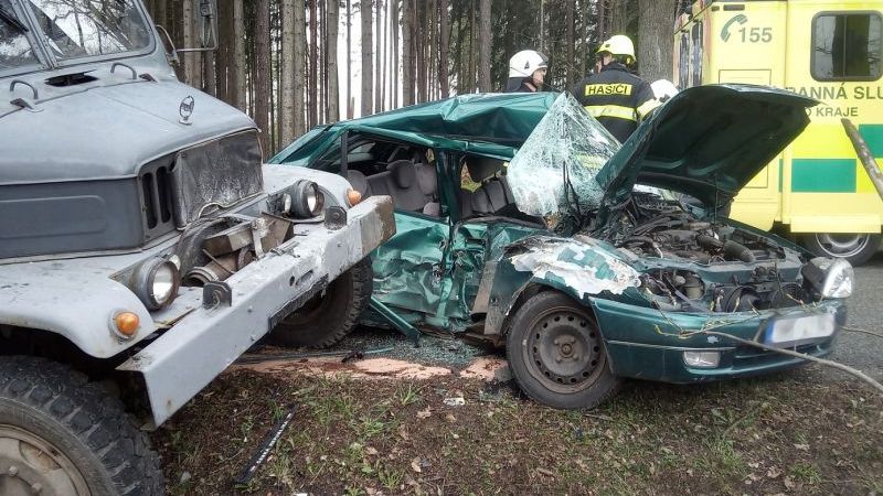 Vejtřaska sešrotovala osobní auto na Náchodsku